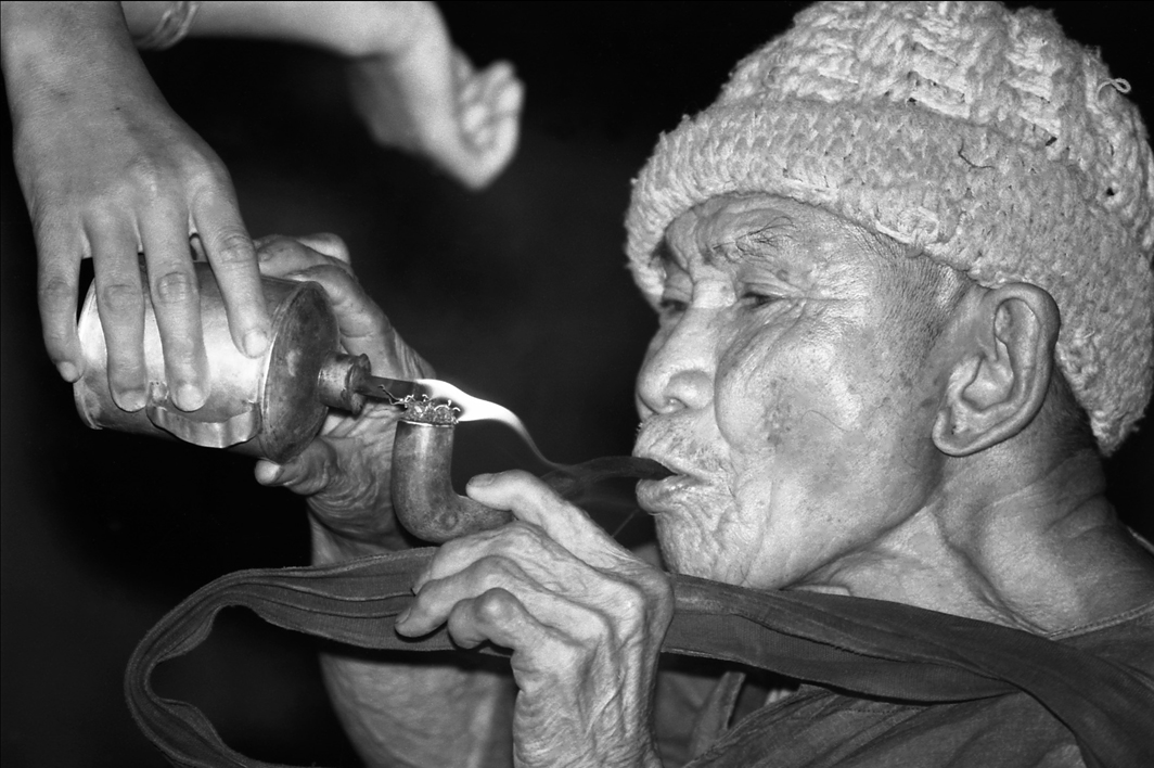 55  vieux thaï à la pipe.jpg